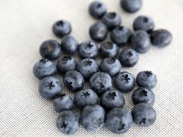 吃完蓝莓腹部胀胀的，胃胀气还能吃蓝莓吗？蓝莓产气还是排气搞清楚！